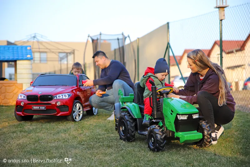 Rodiče dětem představují nové elektrické autíčko a elektrický traktor