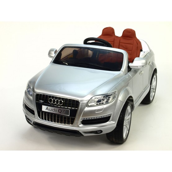 Licenční Audi Q7 s dálkovým ovládáním, FM rádiem, odpružením náprav, LED světly, STŘÍBRNÁ
