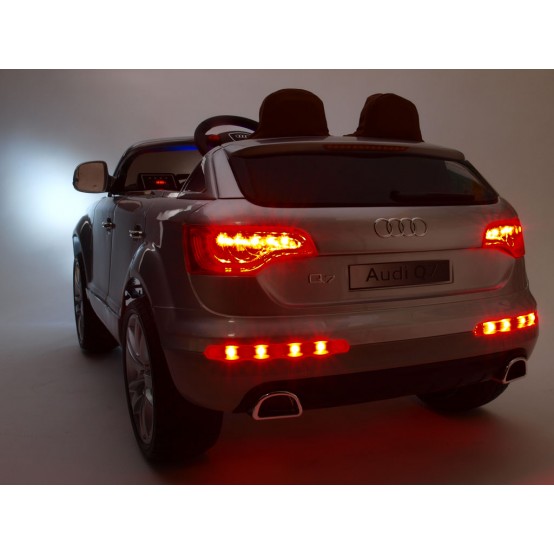 Licenční Audi Q7 s 2.4G dálkovým ovládáním, FM rádiem, odpružením náprav, LED světly, BÍLÉ