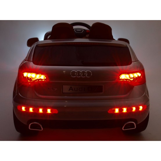 Licenční Audi Q7 s dálkovým ovládáním, FM rádiem, odpružením náprav, LED světly, STŘÍBRNÁ