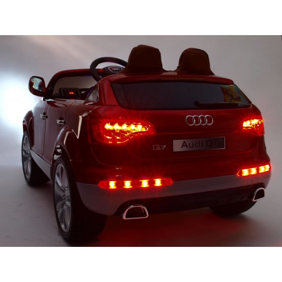 Licenční Audi Q7 s dálkovým ovládáním, FM rádiem, odpružením náprav, LED světly, ČERVENÁ
