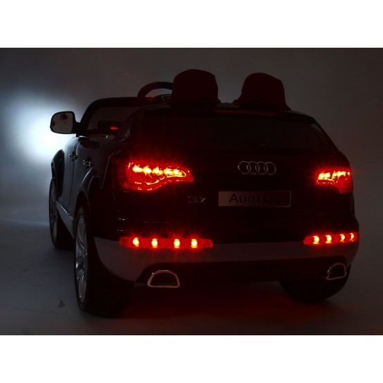 Licenční Audi Q7 s dálkovým ovládáním, FM rádiem, odpružením náprav, LED světly, ČERNÁ, rozbaleno