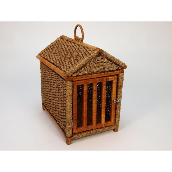 Pelech - přenosný box z mořské trávy ve tvaru domečku