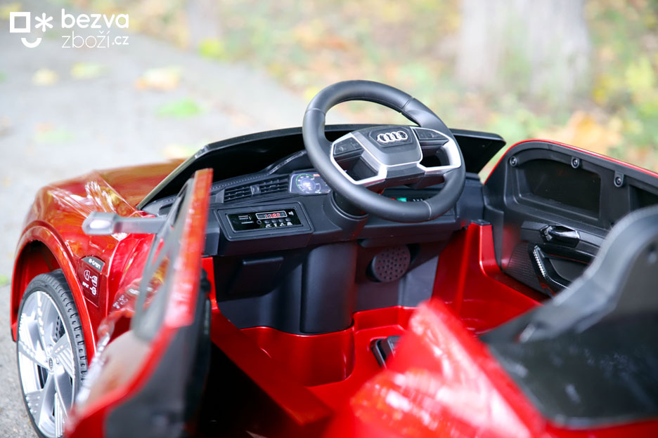 Elektrické autíčko pro děti Audi e-tron 4x4: palubka