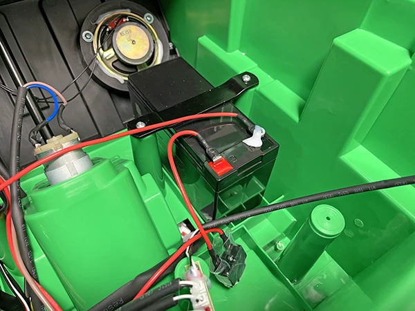 Jak odpojit baterii v elektrickém autíčku: najděte, kde je baterie uložená