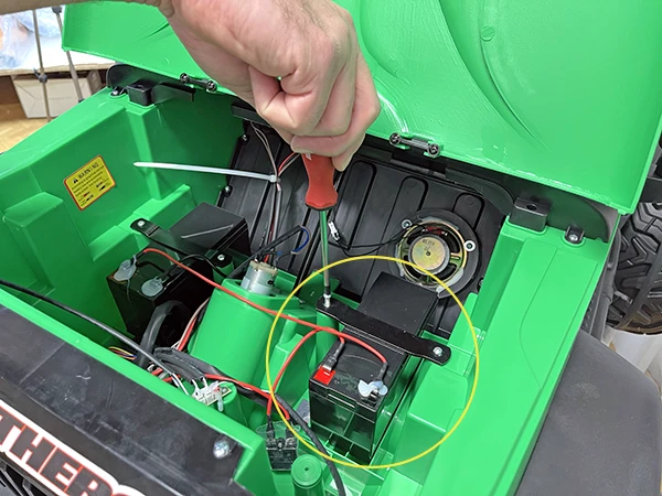 Jak odpojit baterii v elektrickém autíčku: odšroubujte třmen
