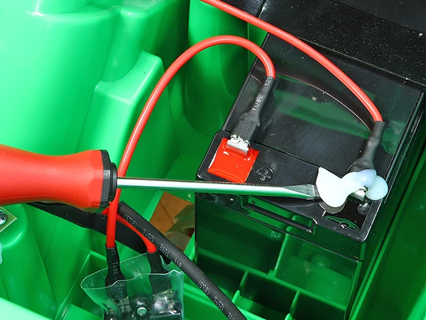 Jak odpojit baterii v elektrickém autíčku: odstraňte tavné lepidlo