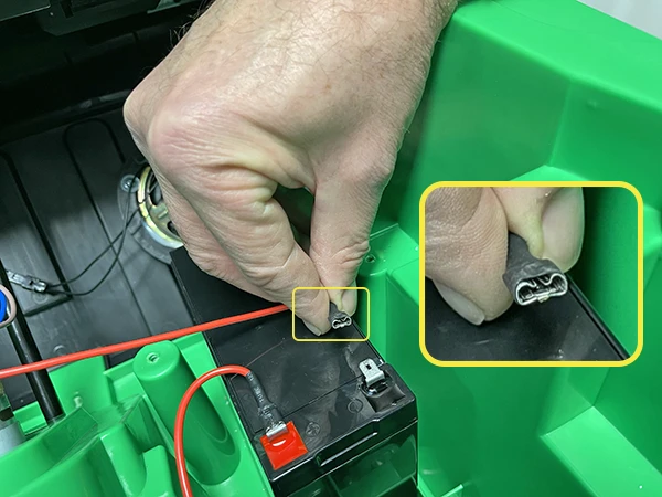 Jak připojit novou baterii do elektrického autíčka
