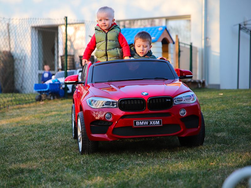 Elektrické autíčko pro dvě děti BMW X6 M ve vínovém lakování